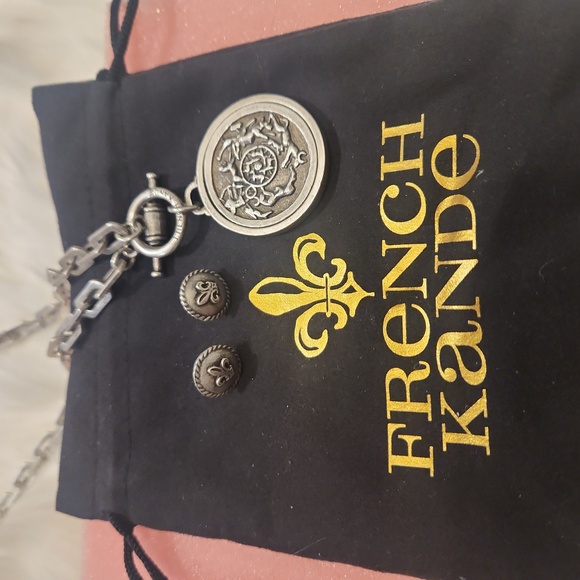 French Kande Toggle Necklace with matching earrings. Worn once. With orig. Box - Picture 1 of 3